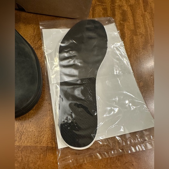 BLUNDSTONE unisex #585 Classic Chelsea Boots in Rustic Black - Picture 14 of 16